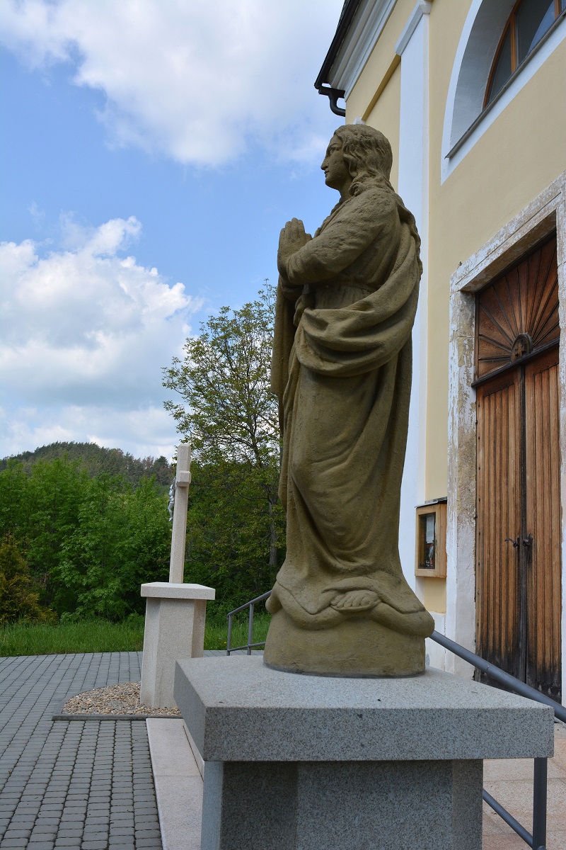  sochy před kostelem