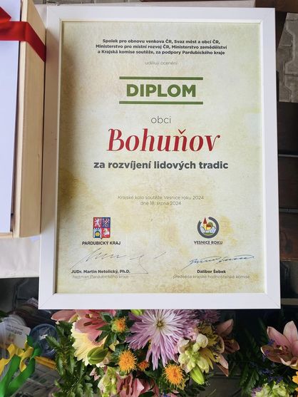 Předávání ocenění pro obec Bohuňov_Vesnice roku_Diplom za rozvíjení lidových tradic (3).jpg